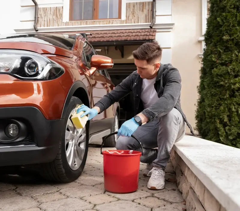 Lavage auto à domicile Bourgougnague : professionnel intervenant sur un véhicule